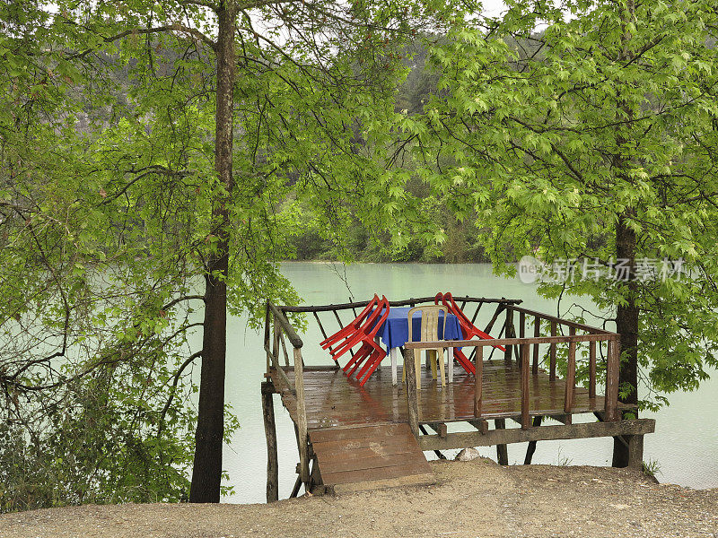 土耳其tarsus mersin河边的野餐桌和椅子